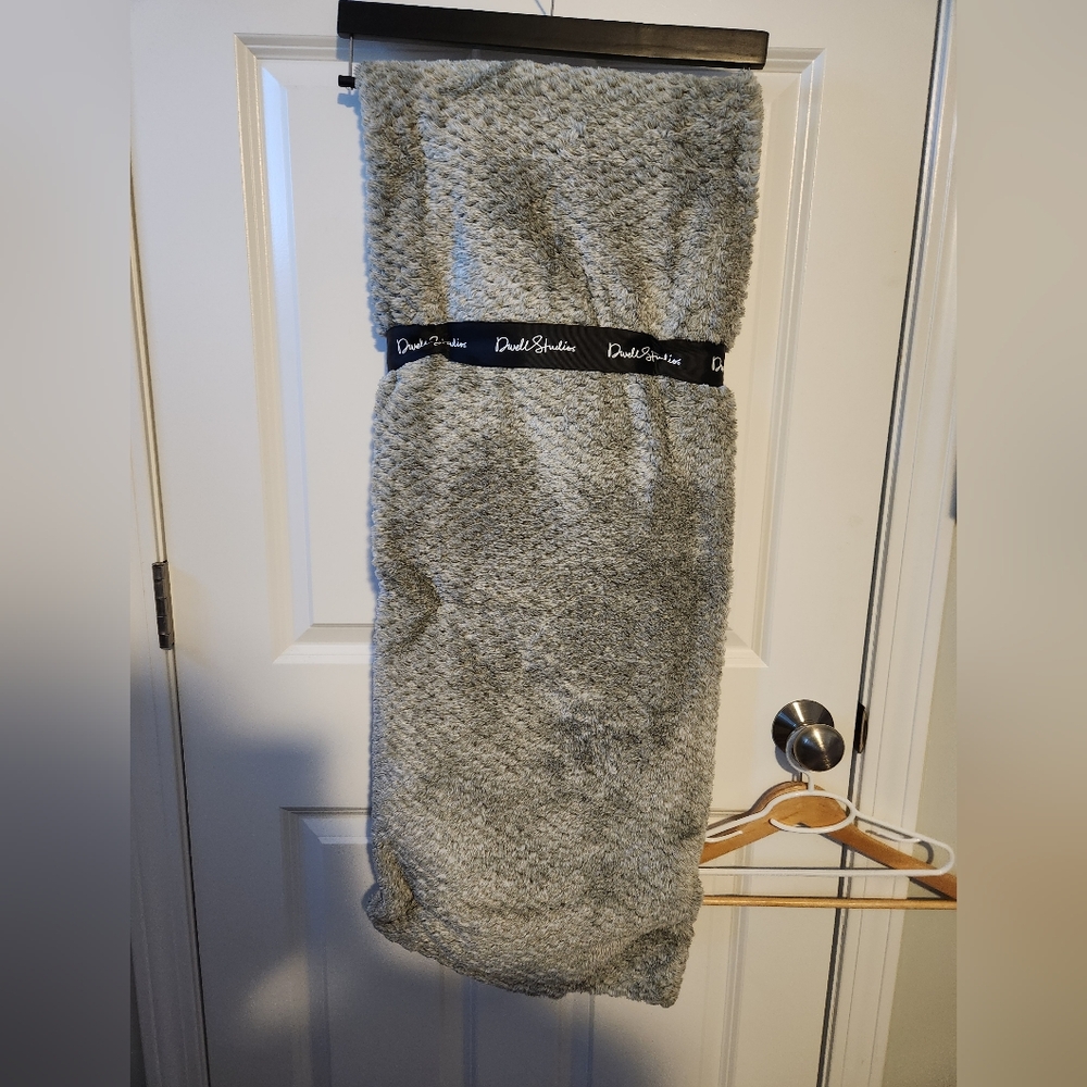 Plush Throw - Picture 3 of 3